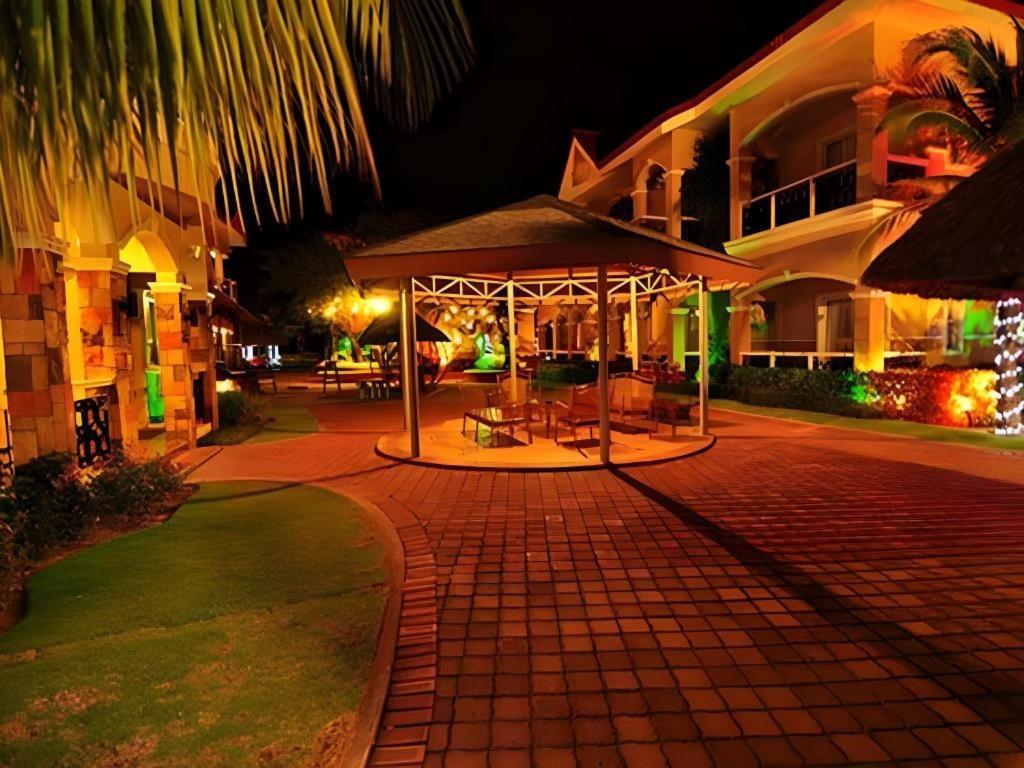 มูนเบย์ มาริน่า เดอะ วิลลาส Hotel โอลองกาโป ภายนอก รูปภาพ